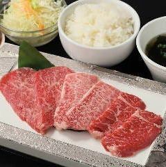 享用以國產和牛為主料的奢華午餐。