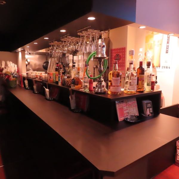 店内カウンターの上には色とりどりの酒瓶や整然と並ぶワイングラスがディスプレイされており、バルならではの賑やかでスタイリッシュな空間を演出しています。お一人様でのさく飲みから、大切な方との語らいまで、心地よい時間をお楽しみください。