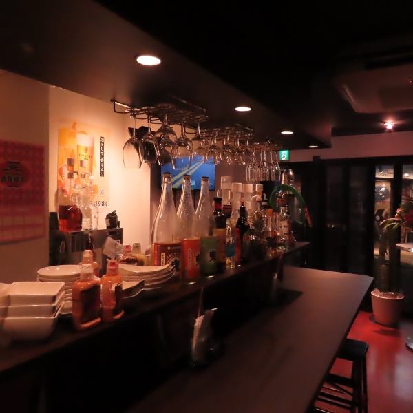 20席というコンパクトなサイズ感だからこそ、スタッフとの距離も近く、アットホームな温かさを感じられるのが魅力です 。貸切は不可となっておりますが、その分いつ訪れても活気に満ちた「串バル」らしい雰囲気を満喫していただけます 。仕事帰りにふらっと立ち寄りたくなるような行きつけにぴったりの一軒です。