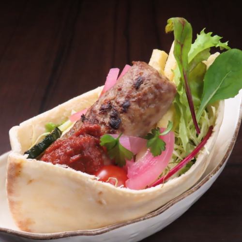 【異国情緒を味わう】ラップサンドイッチ牛タンケバブ