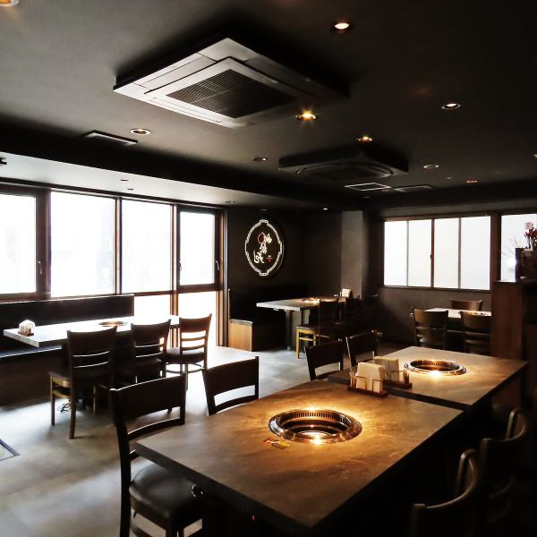 落ち着いた色味と照明でまとめられた店内は、全体にゆとりを持たせたレイアウト。席同士の距離にも配慮されており、周囲を気にせず会話を楽しめます。駅から徒歩1分という立地ながら、店内は静かな雰囲気。デートや記念日、接待、女子会など特別なシーンにも自然と馴染む空間です。