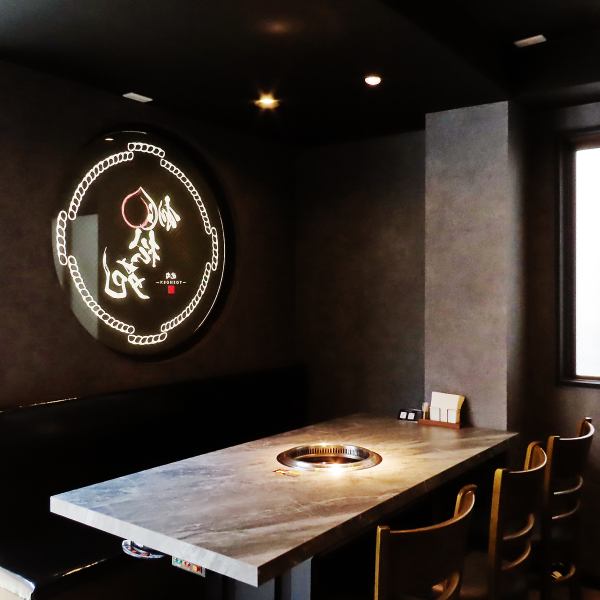 最大6名まで利用できるソファー席は、身体を預けてくつろげる設えが魅力。落ち着いた雰囲気の中で会話がしやすく、時間をかけて過ごしたいシーンに適しています。記念日や接待、親しい方との集まりなど、少人数でゆっくりと食事をしたい際にも使いやすいお席です。