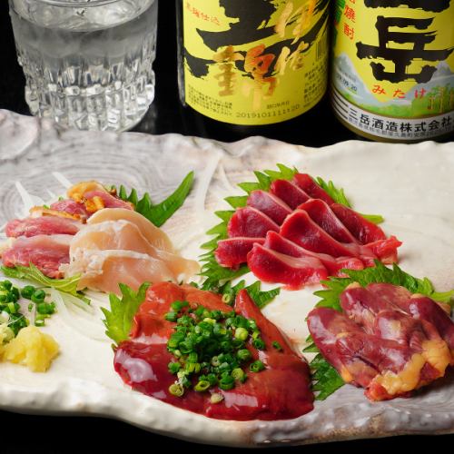 鮮度・味ともに◎「もも・むね刺しと低温調理の盛合せ(小)」880円(税込)～