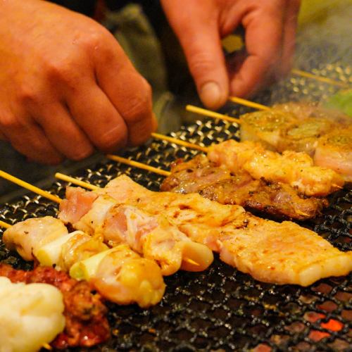 当店一押し！一本一本丁寧に焼きあげる炭火焼き鳥！焼鳥付きコースは〈全8品〉+2H[飲放]→3500円～♪