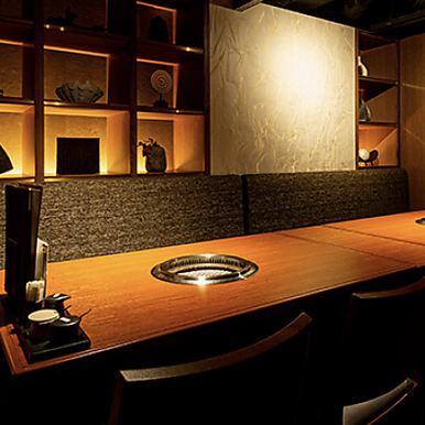 【カジュアルな飲み会にも】広々としたテーブル席はカジュアルなお食事会にぴったり。ご友人やご家族とのお食事の際にご利用ください。人数に合わせて調整いたしますので、大人数でのご利用も可能です。人気のお席なので事前のご予約がおすすめです。