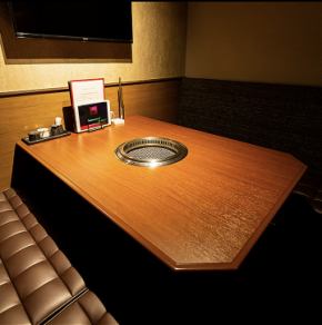 完全個室　１部屋（２～４名）￥３，０００－、２部屋（５～８名）￥５，０００－