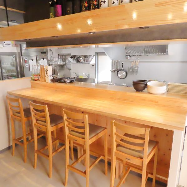 ≪温かみのある木目調が自慢≫自然素材を活かした落ち着いた雰囲気の中で、ゆったりとした時間をお過ごしいただけます。木のぬくもりが感じられ、心地よい空間は、友人との会話や大切な人との食事に最適です◎照明も柔らかく、リラックスした雰囲気の中、お食事をご堪能ください。