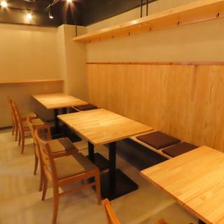 4名様掛けのテーブルを7卓ご用意しております。