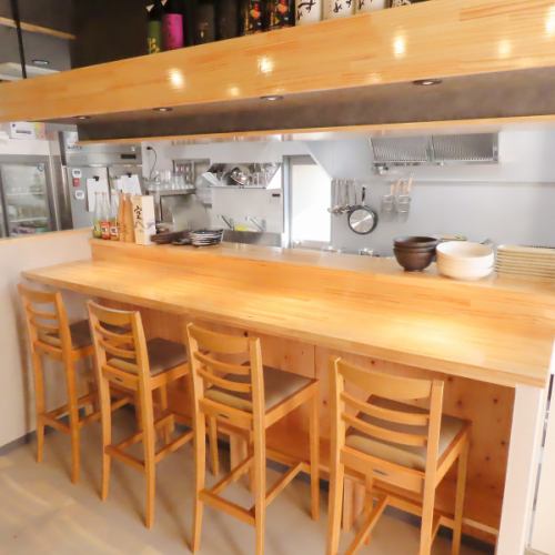 カウンター席を4卓ご用意しております。