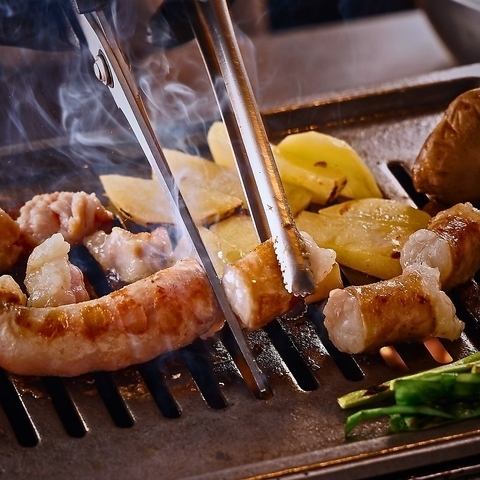 食べ頃が難しいホルモンもスタッフにお任せ、会話に集中◎