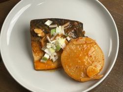 Spicy stewed mackerel Godeungeochorim (spicy stewed mackerel)