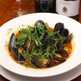 Steamed mussels in tomato wine