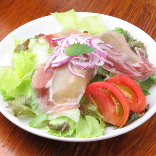 Green salad with raw ham