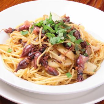 [Oil base] Spaghetti with firefly squid and king oyster mushroom