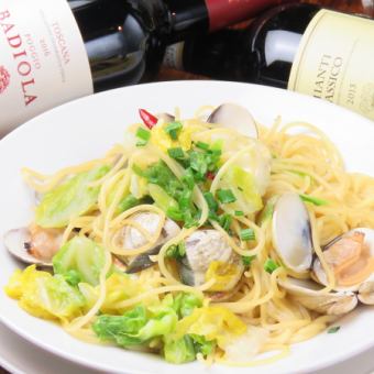 Spaghetti with clams and spring cabbage (Bianco or Crema)