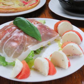Special prosciutto ham and fresh mozzarella tomato platter