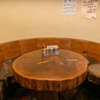Round wooden table is popular among women ♪