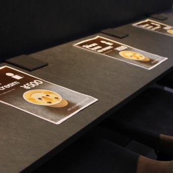 壁沿いのテーブルはデートや休憩にぴったりの空間
