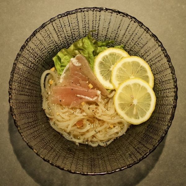 【レモンの酸味】さっぱりとした「生ハムのレモン冷麺」