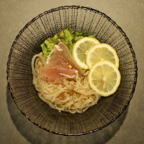 【レモンの酸味】さっぱりとした「生ハムのレモン冷麺」