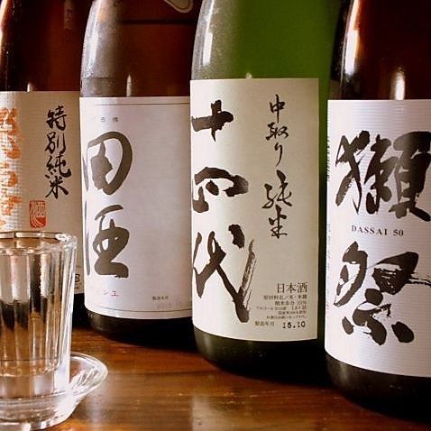 Just 2 minutes from Shinjuku Station, this hideaway for adults specializes in fresh fish and local sake.