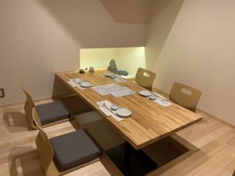 5名用の完全個室席（テーブル席）を4卓ご用意。完全個室の空間は周りを心配する必要もないので安心安全空間でごゆっくりお食事が楽しめます！仲間内でのごゆっくりとした時間をお楽しみください。