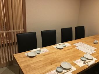 8名用の完全個室席（テーブル席）を1卓ご用意。新鮮食材を使用した料理の数々や自慢の大間の本鮪料理にごゆっくりと舌鼓頂ける広々空間です。会社帰りの飲み会など様々な場面でご利用ください。