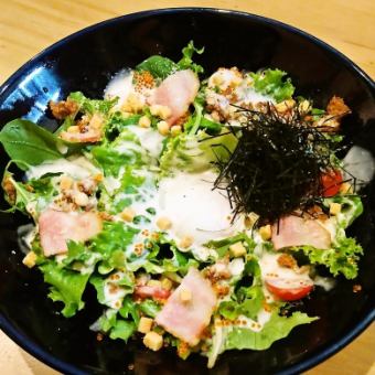 鶏そぼろと温玉のシーザーサラダ