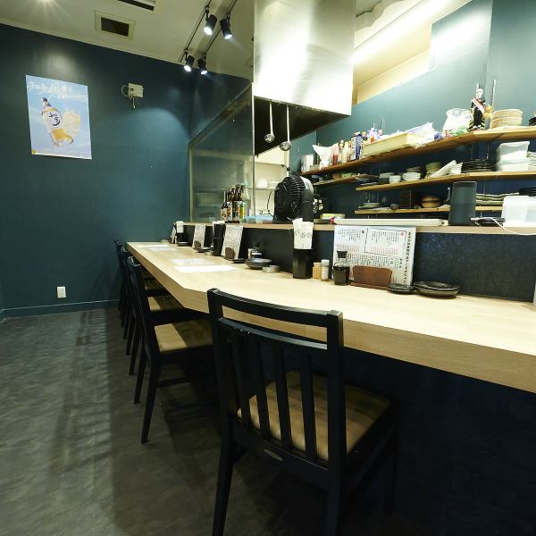 【カウンター席】お一人様でも大歓迎です！賑やかな雰囲気の中で、仕事帰りや友人とサクッと飲むのに最適。活気あふれる空間で、料理とお酒を心ゆくまでお楽しみいただけます。目の前で調理の様子を眺めながら過ごす、特別な時間も魅力的★