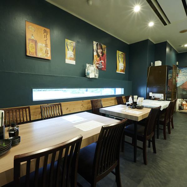 【テーブル席】会社の同僚との飲み会や大人数でのご宴会に最適です。広々とした席で、一体感のある楽しい時間をお過ごしいただけます。友人との食事や家族連れでもどうぞ。和の温かみを感じる空間で、心ゆくまで料理と会話をお楽しみください。