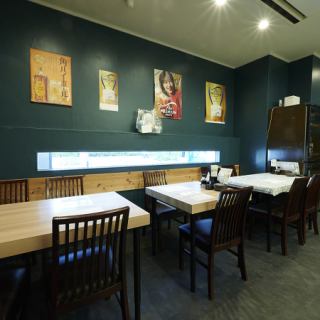 広々としたテーブル席は、会社の同僚との飲み会や大人数でのご宴会に最適で、一体感のある楽しい時間をお過ごしいただけます◎ 