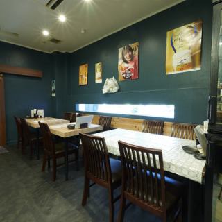 ご友人との食事や女子会にぴったりのテーブル席は、会話が弾む居心地の良い空間で、思い出に残るひとときを演出します♪ 