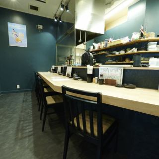 お一人様でも気軽に立ち寄れるカウンター席は、仕事帰りのサク飲みや食事にも最適で、ゆったりとした時間をお過ごしいただけます♪ 