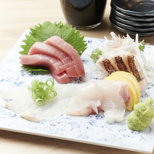 【旬魚のお造り】目利きが選ぶ！新鮮な魚介を堪能できる<お造り盛り合わせ1880円(税込)>