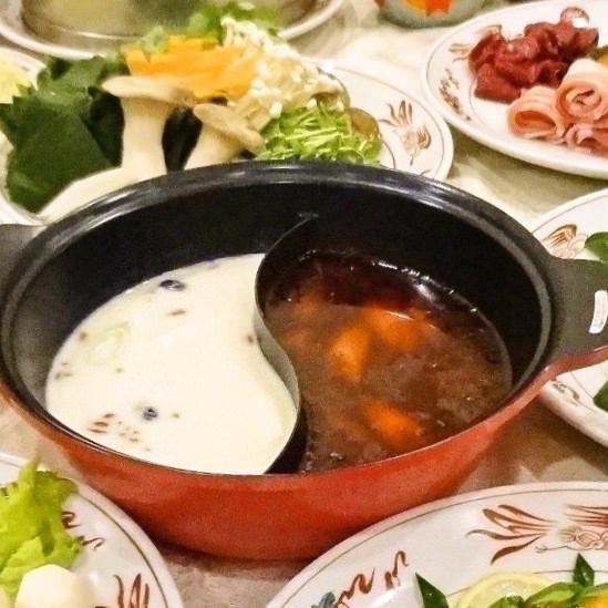 女性に大人気！2種類の秘伝漢方スープの火鍋コース