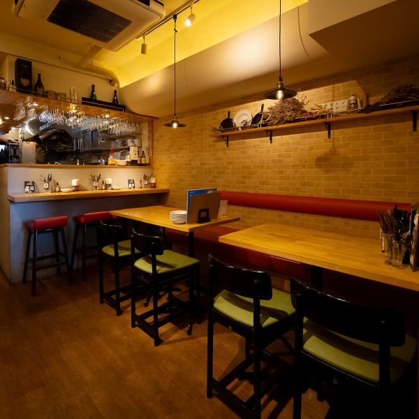 カウンターとテーブルの計33席を完備し、12名様まで1列で使えるテーブルもございます。20~28名様までの貸切も可能なので、大人数でのパーティーも是非☆