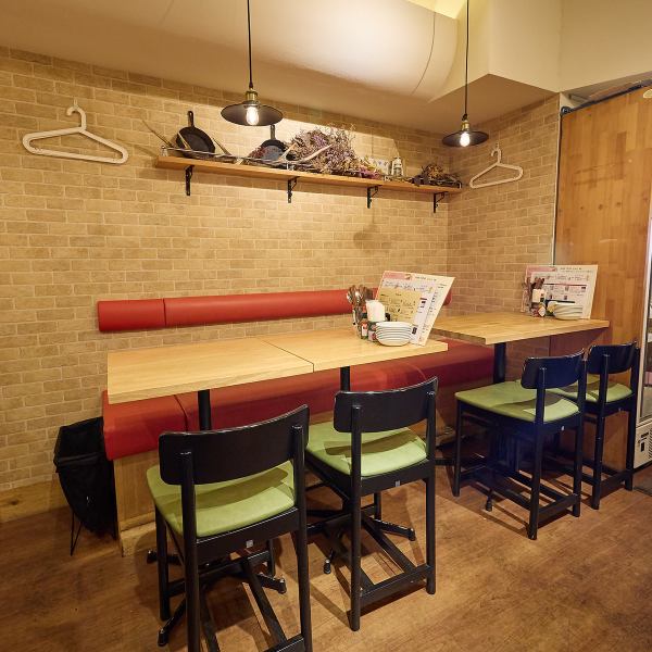 カウンターとテーブルの計33席を完備し、12名様まで1列で使えるテーブルもございます。20～28名様までの貸切も可能なので、大人数でのパーティーも是非☆