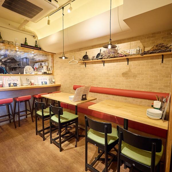 木目調・レンガ調の内装で暖色系にまとめた店内。温かみがあり、カジュアルながらゆったり寛げる空間です◎