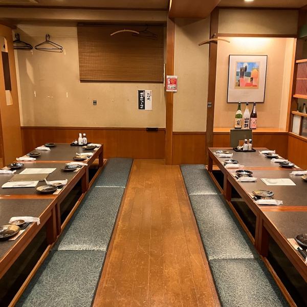 乾杯の音頭がある会社宴会など、最大42名様までご着席いただける掘りごたつ半個室もご用意しています。足を伸ばしてゆったりくつろぎのひと時をお過ごしください。