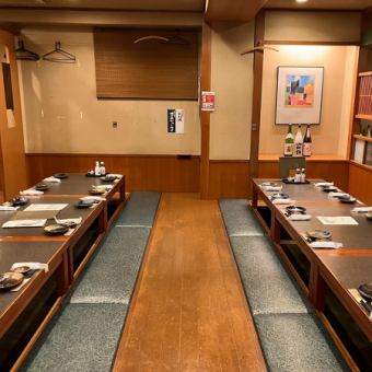 最大42名様まで可能！仕切りを付けるなどご利用人数に応じて対応可能な半個室タイプ。主賓挨拶や乾杯の音頭がある会社宴会や懇親会、同窓会など各種集まりをはじめ、お子様連れのご家族やご親族でのお食事にも安心してご利用いただけます。