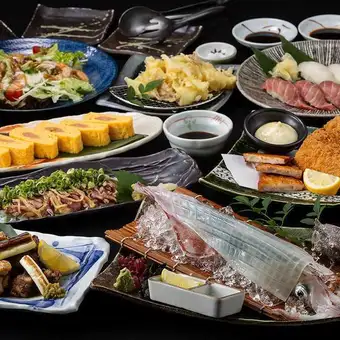 九州特色菜 [2] 九州地方料理套餐，包括活鱿鱼刺身、炙烤鸡肉、明太子煎蛋卷等。（120 分钟畅饮）