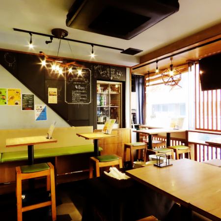 We have table seats that can seat 2 to 6 people ♪ Perfect for a couple's date or girls' night out ★