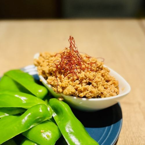 Spicy minced meat and crispy peppers