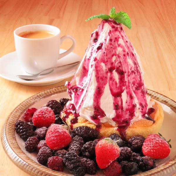 Vanilla ice cream berry berry pancake set with drink