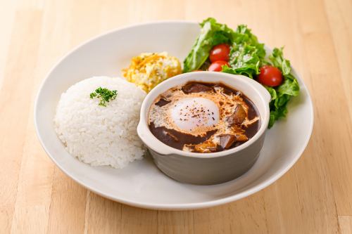 碎牛肉配半熟蛋