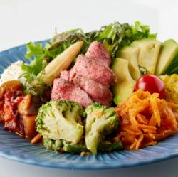 烤牛肉和酪梨沙拉