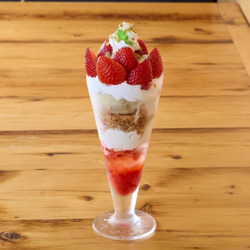 苺とピスタチオのパフェ