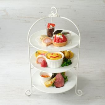 【 親子で楽しめるアフタヌーンティープラン 】6種スイーツ+4種セイボリー+お子様プレート