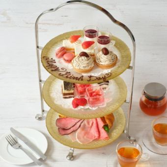 [Anniversary Afternoon Tea] A selection of sweets and savory items including macarons. 3500 yen (tax included)