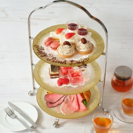 [Anniversary Afternoon Tea] A selection of sweets and savory items including macarons. 3500 yen (tax included)